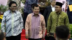 Wakil Presiden Jusuf Kalla di dampingi Ketua MPR Zulkifli Hasan, dan Ketua DPD Oesman Sapta Odang, menghadiri acara Peresmian Pembukaan Simposium Nasional, di Kompleks Parlemen, Senayan, Jakarta, Rabu (12/7).  (Liputan6.com/Johan Tallo)