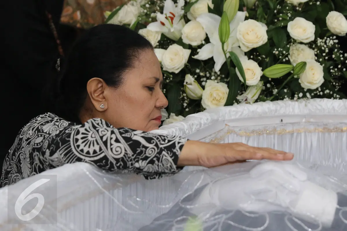 20160801-Gurat Kesedihan Ibunda di Samping Jenazah Mike Mohede-Tangerang Selatan