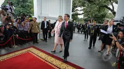 Presiden Joko Widodo (depan) bersama Perdana Menteri (PM) Norwegia, Erna Solberg berjalan di Istana Negara, Jakarta, Selasa (14/4/215). Kunjungan PM Norwegia Erna Solberg dalam rangka mempererat hubungan bilateral. (Liputan6.com/Faizal Fanani)