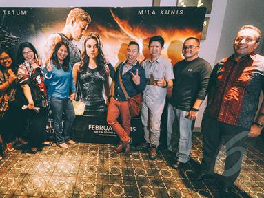 Sejumlah penonton berpose di dekat poster fIlm Jupiter Ascending saat Premier Film Jupiter Ascending di Plaza Indonesia XXI, Jakarta, Selasa (3/2/2015). (Liputan6.com/Faizal Fanani)