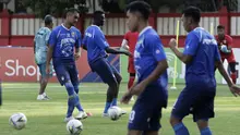 Pemain Persib Bandung, Omid Nazari, saat mengikuti latihan di Stadion PTIK, Jakarta, Selasa (22/10). Hadapi Bhayangkara, Persib jajal lapangan PTIK. (Bola.com/Yoppy Renato)