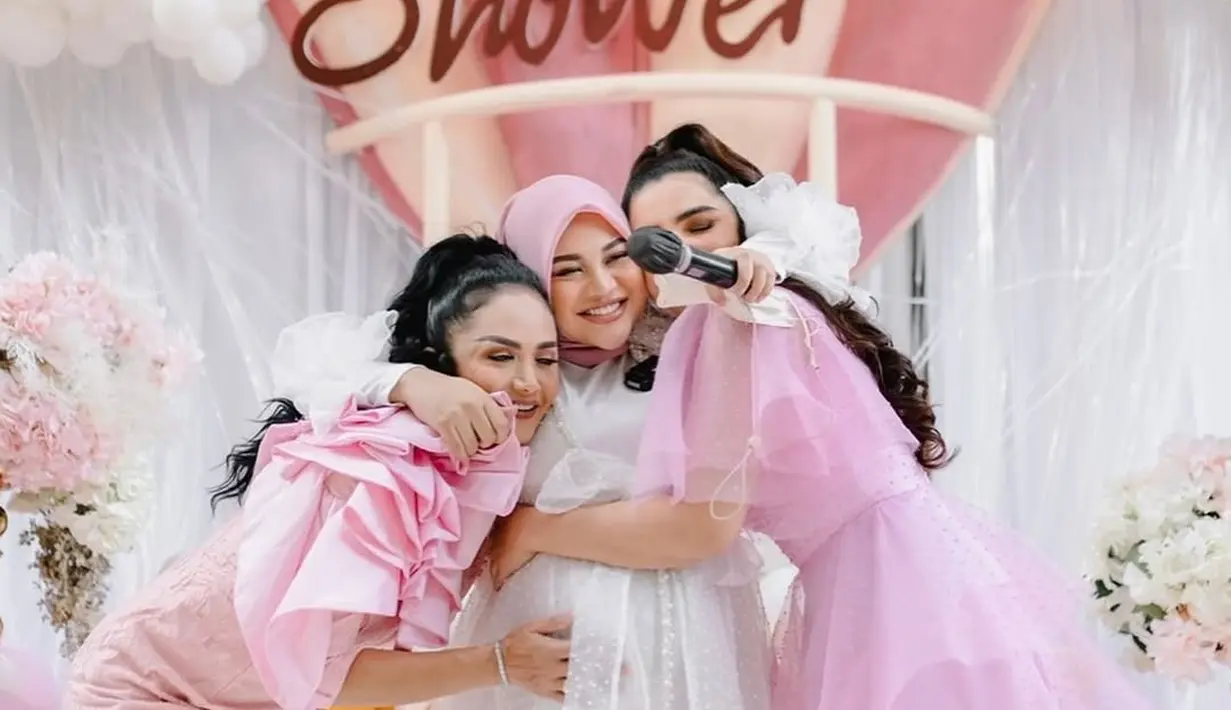 Aurel Hermansyah tak ketinggalan mengunggah foto bersama dua sosok ibu dalam hidupnya, Kris Dayanti dan Ashanty. Ketiganya tampil serasi dengan busana nuansa pink, mengenang momen baby shower beberapa waktu lalu yang penuh kebahagiaan. [@aurelie.hermansyah].