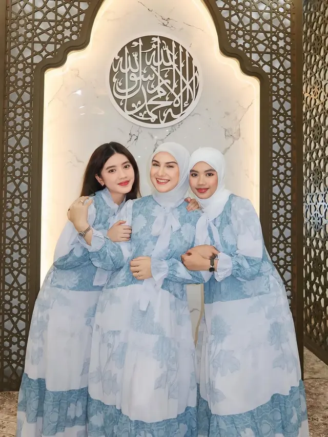 Gaya Pemotretan Irish Bella dengan Dua Anak Sambung (Foto: Instagram @_irishbella_)