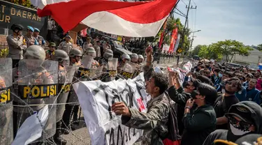 Pengunjuk rasa yang terdiri dari mahasiswa, buruh dan sejumlah elemen masyarakat meneriakkan slogan-slogan dalam aksi unjuk rasa di depan gedung Dewan Perwakilan Rakyat Daerah Provinsi Jawa Timur di Surabaya pada tanggal 23 Agustus 2024. (JUNI KRISWANTO/AFP)