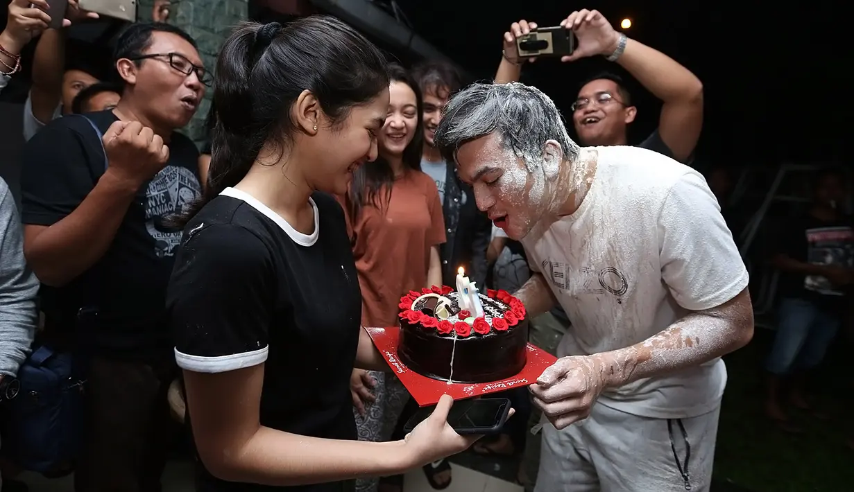 Selanjutnya, Rizky yang sedang berbahagia pun meniupkan cahaya lilin berbentuk angka 22 yang tertancap di atas kue ulang tahun yang dibawa Cut Syifa. Para pemain dan kru sinetron Sodrun Merayu Tuhan pun turut mengabadikannya. (Bambang E.Ros/Bintang.com)
