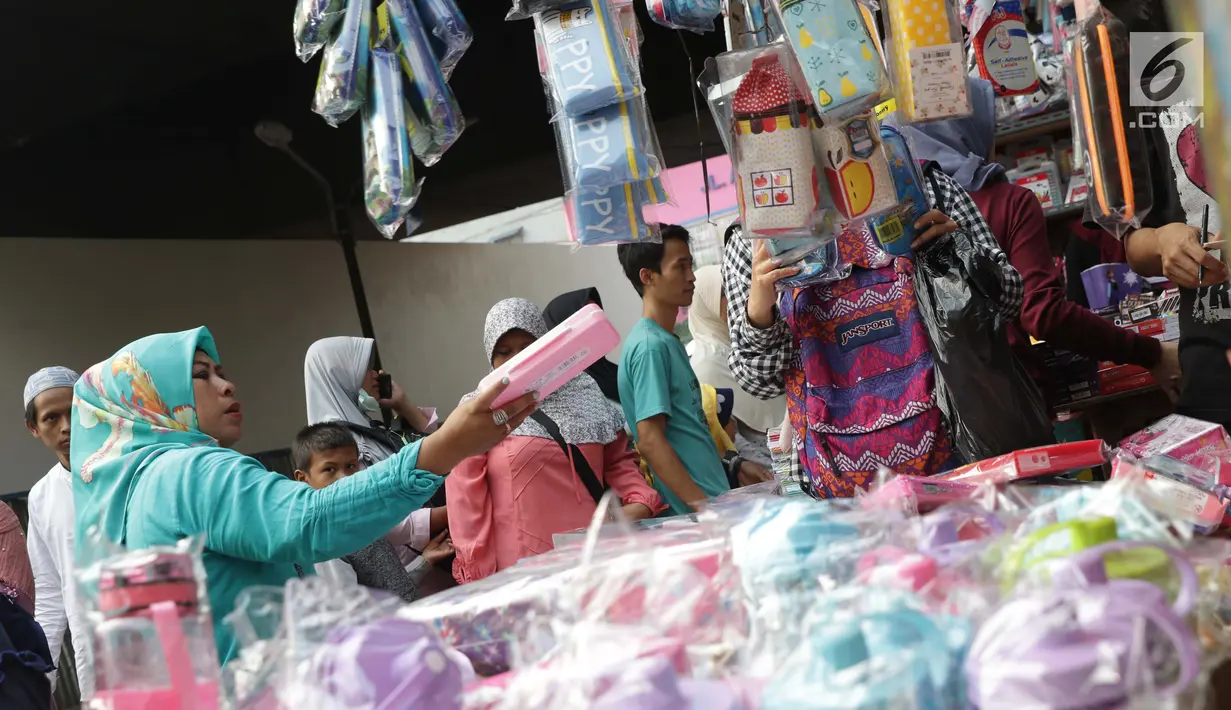Warga memilih keperluan sekolah di Pasar Asemka, Jakarta, Selasa (7/9/2019). Banyaknya pilihan dan murahnya harga yang ditawarkan menjadikan Pasar Asemka sebagai lokasi favorit warga berbelanja keperluan sekolah . (Liputan6.com/Helmi Fithriansyah)