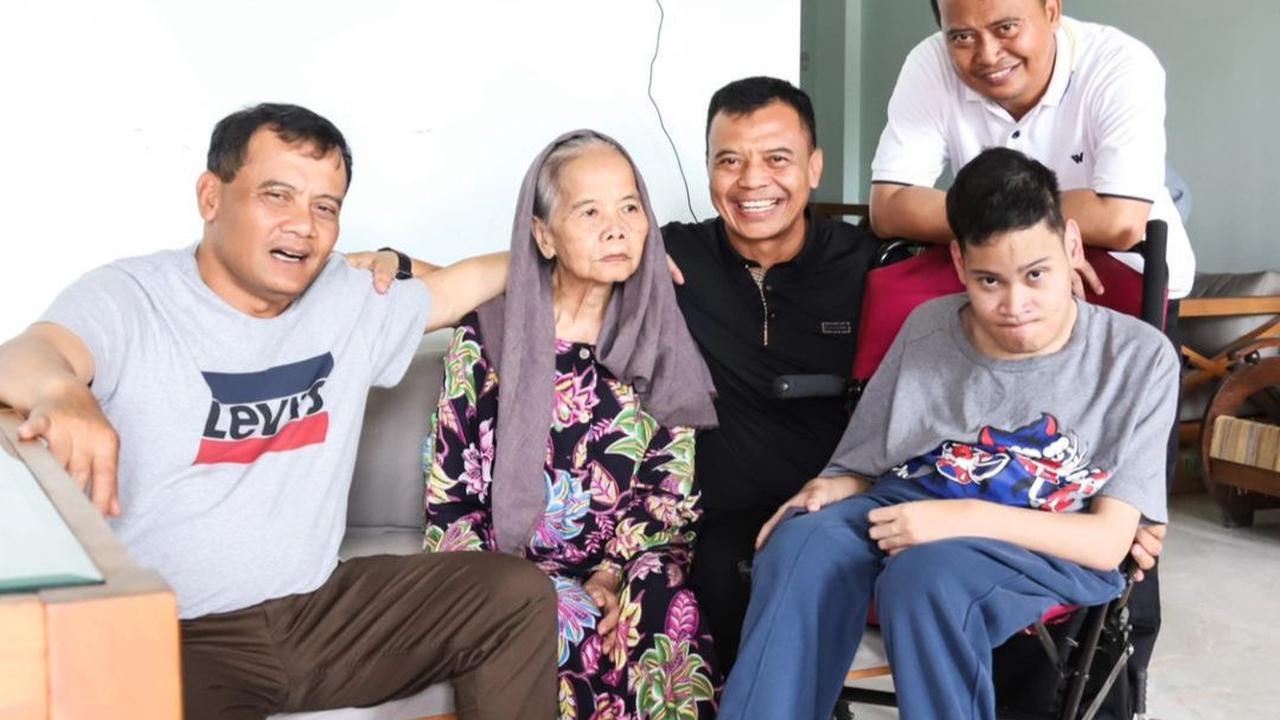 Brigjen TNI Zainul Bahar mengunggah potret kebersamaannya dengan Irjen Pol Ahmad Lutfi dan keluarga besarnya di akun media sosial pribadinya.