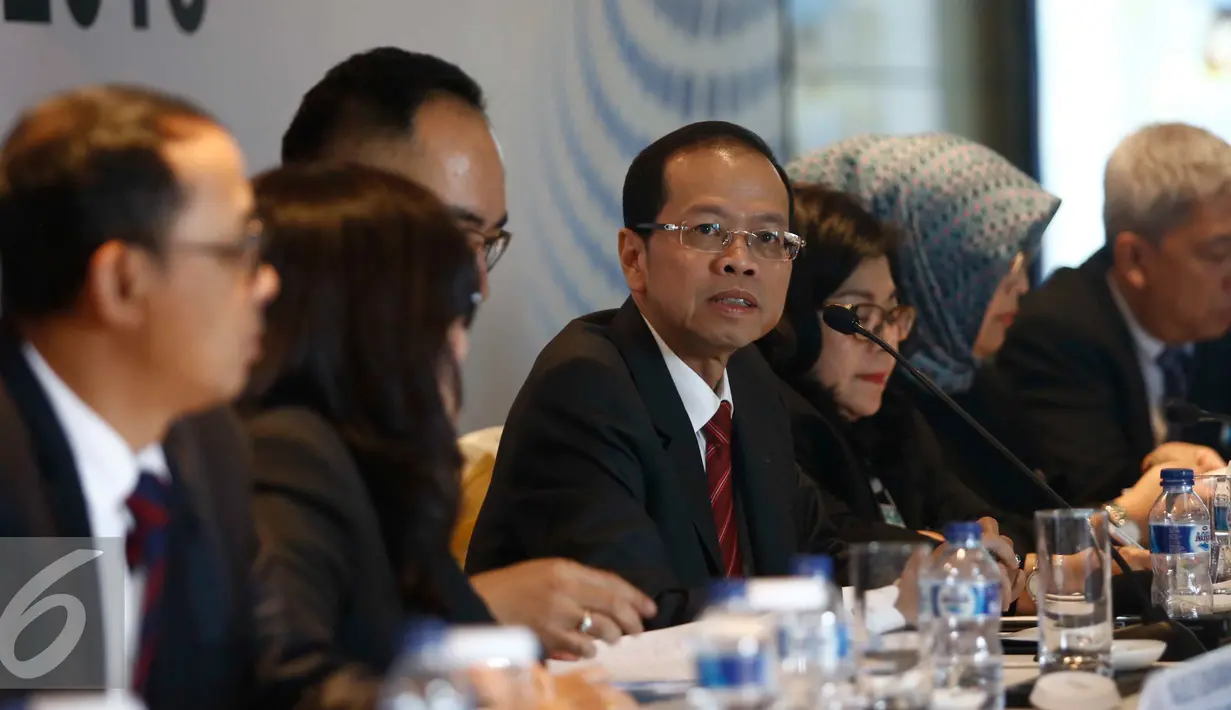 Dirut PT BJBR, Ahmad Irfan (tengah) mengumumkan Bank BJB pada Triwulan II tahun 2016 ini berhasil meraih nilai laba bersih sebesar Rp 905 miliar atau meningkat 56,3 persen (YoY), Jakarta, Kamis (28/7). (Liputan6.com/Angga Yuniar)