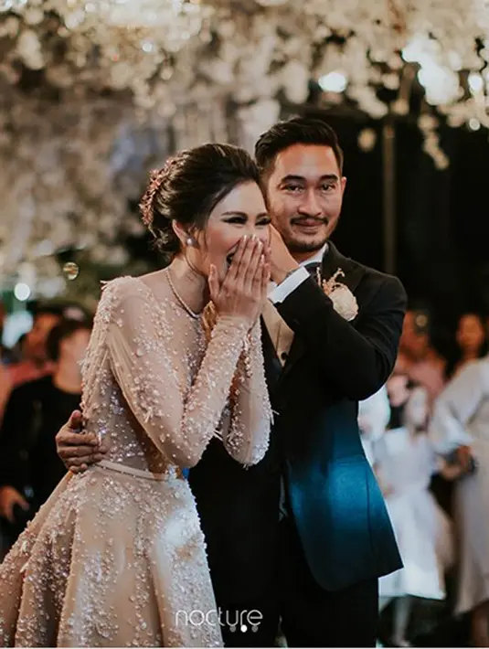 "Jadi ceritanya kita first dance gituuu dannn kita latian sekitar sebulan dilatih sama kak @wendyrompies Mungkin gak sebagus itu karna kita gak jago dansa tapiiii ini jadi pengalaman yg gak akan terlupakan hihi 💗," tulis Syahnaz. (Instagram/syahnazs)