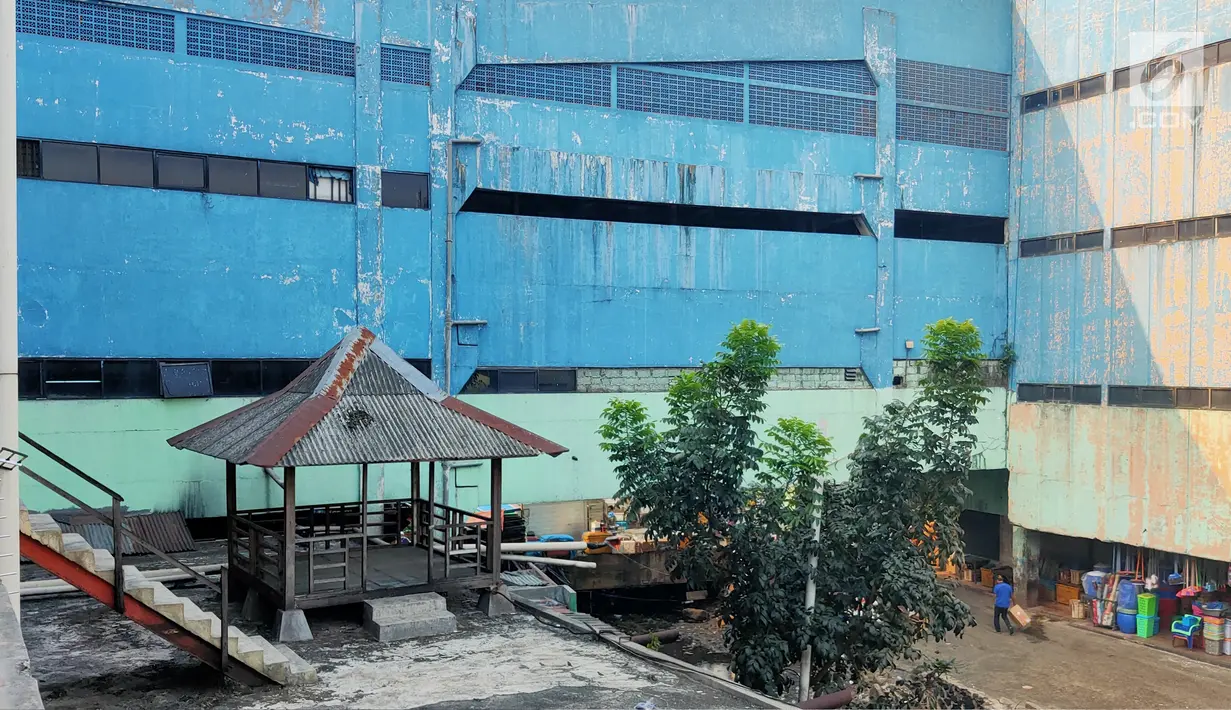 Suasana pasar tradisional Pasar Mingu di Jakarta, Rabu (17/7). Rencana revitalisasi 21 pasar tradisional di Ibu Kota terancam molor karena status lahan pasar masih dalam proses perubahan sertifikasi. (Liputan6.com/Immanuel Antonius)