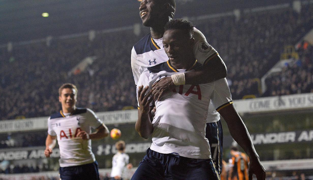 Pemain Tottenham Hotspur, Victor Wanyama (depan) merayakan gol bersama rekannya saat menghempaskan Hull City pada lanjutan Premier League pekan ke-16 di White Hart Lane, London, (14/12/2016). Spurs menang 3-0. (AFP/Glyn Kirk)