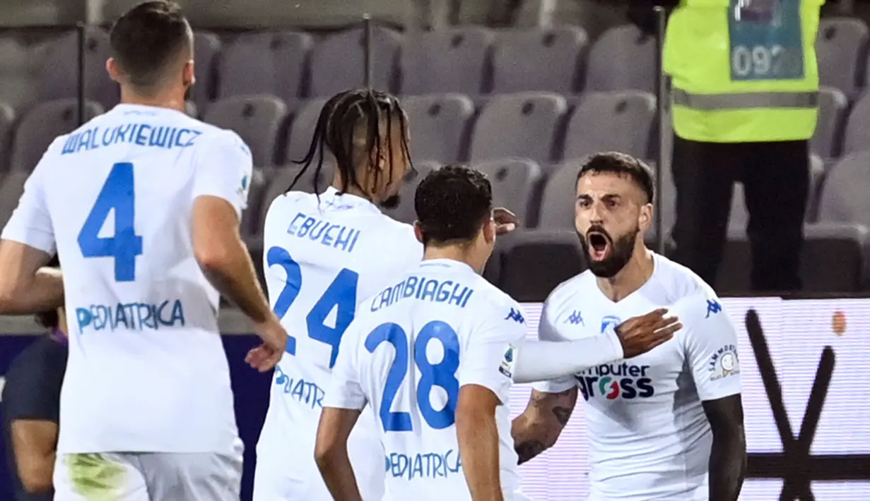 Striker veteran Franscesco Caputo membuka skor dengan meneruskan umpan Alberto Grassi menjadi gol menit ke-21. (Massimo Paolone/LaPresse via AP)