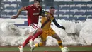 Pemain CSKA-Sofia Karlo Muhar membawa bola dari kejaran bek AS Roma, Jordan Veretout pada pertandingan Grup C Liga Europa di Nasional Vassil Levski, Bulgaria, Jumat (10/12/2021). Roma menang atas CSKA-Sofia 3-2. (AP Photo/Dessislava Komarova)