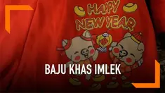 Jelang Imlek baju khas bernuasa shio Babi diserbu warga di Kawasan Pasar Gedhe, Solo, Jawa Tengah.