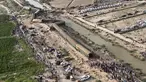 Dalam foto yang dirilis oleh Kantor Kepala Menteri Provinsi Sindh Pakistan ini menunjukkan pemandangan lokasi kereta penumpang yang anjlok di dekat Nawabshah, Pakistan, Minggu (6/8/2023). Sebanyak 30 orang tewas dan 100 lainnya luka-luka. (Sindh Chief Minister office via AP)