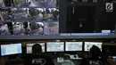 Petugas TMC memantau kendaraan di ruang kontrol Ditlantas Polda Metro Jaya, Jakarta, Senin (1/10). Uji coba sistem tilang elektronik atau electronic traffic law enforcment (ETLE) berlaku mulai 1 Oktober. (Merdeka.com/Iqbal S. Nugroho)