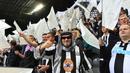 Penggemar Newcastle United mengibarkan bendera hitam putih dan spanduk untuk merayakan pengambilalihan klub oleh konsorsium yang dipimpin Pangeran Arab Saudi selama pertandingan antara Newcastle United dan Tottenham Hotspur di St James' Park, Minggu (17/10/2021). (AFP/Paul Ellis)