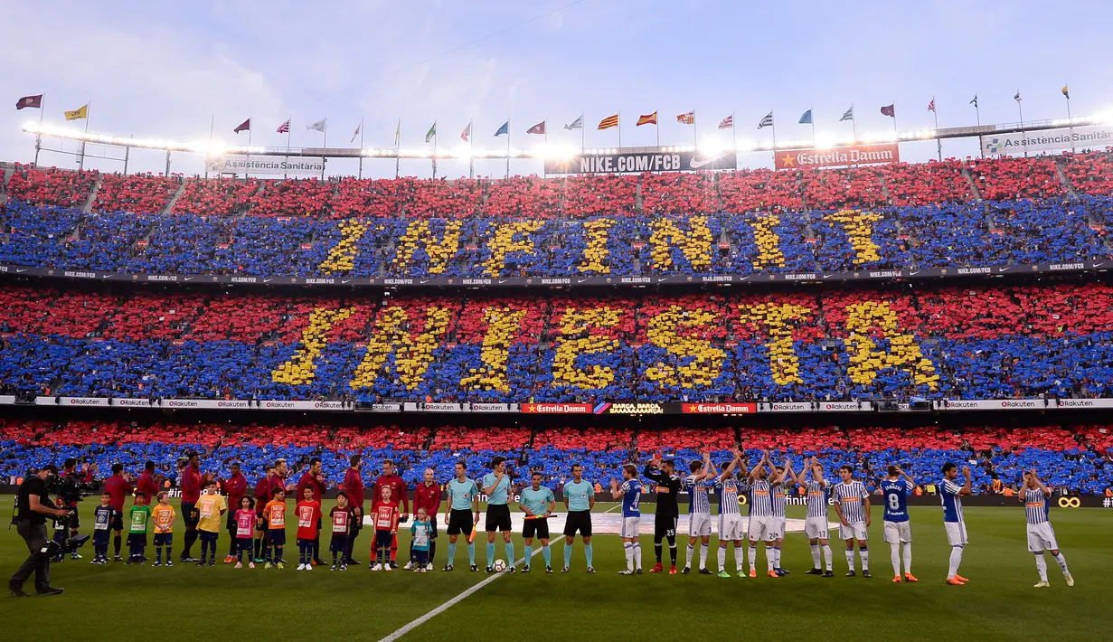 Sebuah mosaik bertuliskan ‘Infinit Iniesta’ dibentuk suporter Barcelona pada laga penutup La Liga Spanyol melawan Real Sociedad di Camp Nou, Minggu (20/5). Andres Iniesta resmi meninggalkan Barcelona setelah 22 tahun berkarier di sana (AP/Manu Fernandez)