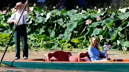 Caroline Wozniacki tersenyum sambil membawa piala Australia Terbuka 2018 saat berada di perahu kayu dalam Daphne Akhurst Memorial Cup di Royal Botanical Gardens di Melbourne, Australia, (28/1). (AP Photo/Ng Han Guan)