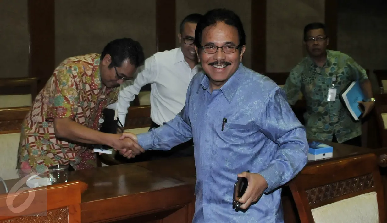 Menteri Bappenas Sofyan Djalil (kanan) seusai rapat kerja dengan Komisi XI di Gedung DPR, Jakarta, Kamis (28/4). Rapat membahas perubahan strategi pembangunan nasional dalam penyusunan Rencana Kerja Pemerintah tahun 2017. (Liputan6.com/Johan Tallo)