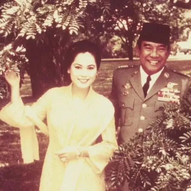 6 Potret Lawas Dewi Soekarno dan Soekarno, Setia Dampingi ketika Acara Kenegaraan