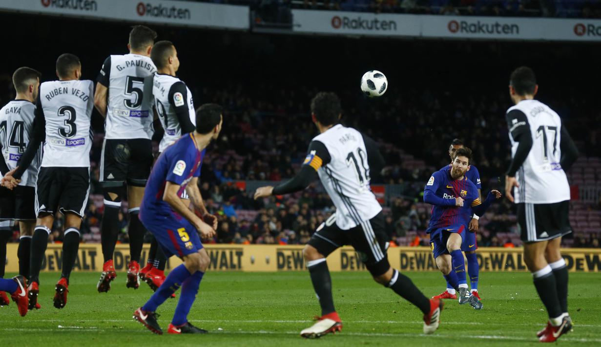 Striker Barcelona, Lionel Messi, melepaskan tendangan ke gawang Valencia pada laga leg pertama semifinal Copa Del Rey di Stadion Camp Nou, Jumat (2/2/2018). Barcelona menang 1-0 atas Valencia. (AP/Manu Fernandez)