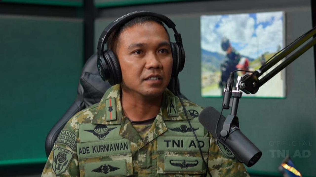 Mayor Inf Ade Kurniawan Penerjun Bawa Bendera TNI AD