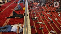 Usai melaksanakan salat Jumat di Masjid Istiqlal, Jakarta, banyak jemaah yang memanfaatkan waktu untuk beristirahat sejenak. (Liputan6.com/Angga Yuniar)