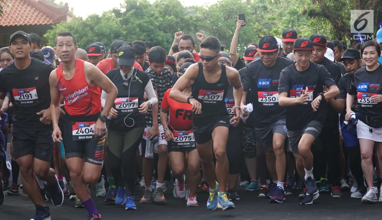 Komisaris BCA Raden Pardede (ketiga kanan), Wakil Presdir BCA Armand W. Hartono (kedua kanan), dan EVP Transaction Banking Business Development BCA Mira Wibowo (kanan) bersama ribuan peserta saat BCA Super League Triathlon 2019 di Nusa Dua, Bali, Sabtu (2