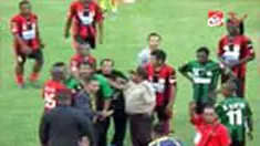 Pertandingan terakhir Liga Super Indonesia antara Persipura Jayapura melawan Persiwa Wamena berlangsung ricuh. Seorang penonton terluka di kepala terkena lemparan batu. 