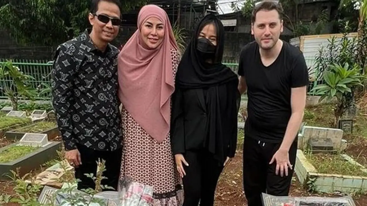 5 Potret Doddy Soedrajat dan Mayang Ziarah ke Makam Vanessa Angel dan Bibi Ardiansyah