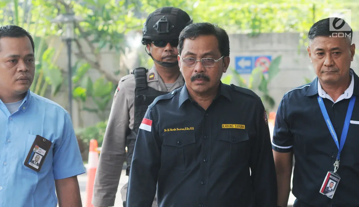 Gubernur Kepulauan Riau (Kepri) Nurdin Basirun (tengah) dengan kawalan petugas tiba di Gedung KPK, Jakarta, Kamis (11/7/2019). Nurdin beserta lima orang lainnya terjerat Operasi Tangkap Tangan (OTT) KPK terkait dugaan kasus suap dana izin reklamasi di Provinsi Kepri. (merdeka.com/Dwi Narwoko)