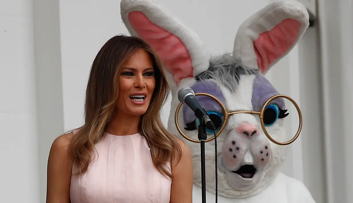 Ekspresi Melania Trump berpidato saat perayaan Paskah ke-139 di Truman balkon Gedung Putih, Washington, Senin (17/4). (AP Photo/Carolyn Kaster)
