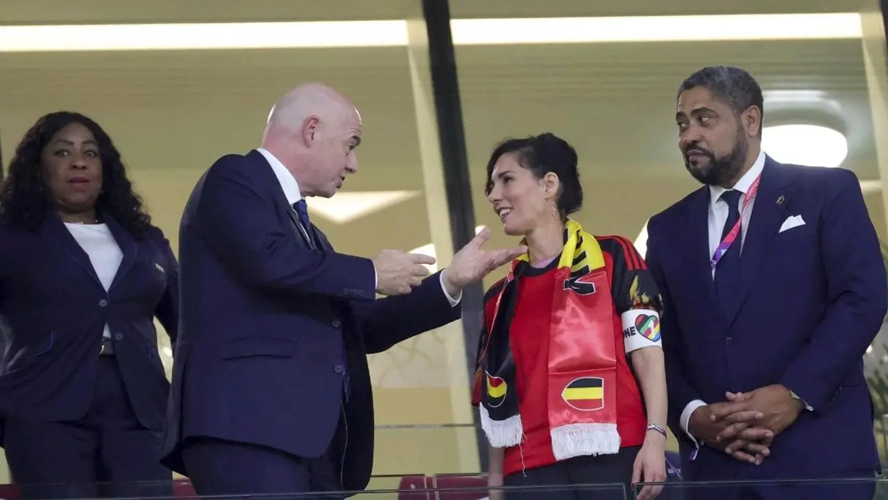 Presiden FIFA Tak Berkutik di Hadapan 2 Wanita yang Terang-Terangan Pakai Ban Kapten One Love