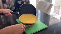 Ilustrasi pembuatan pie susu menggunakan wajan (Dok.YouTube/ Cooking with Hel)