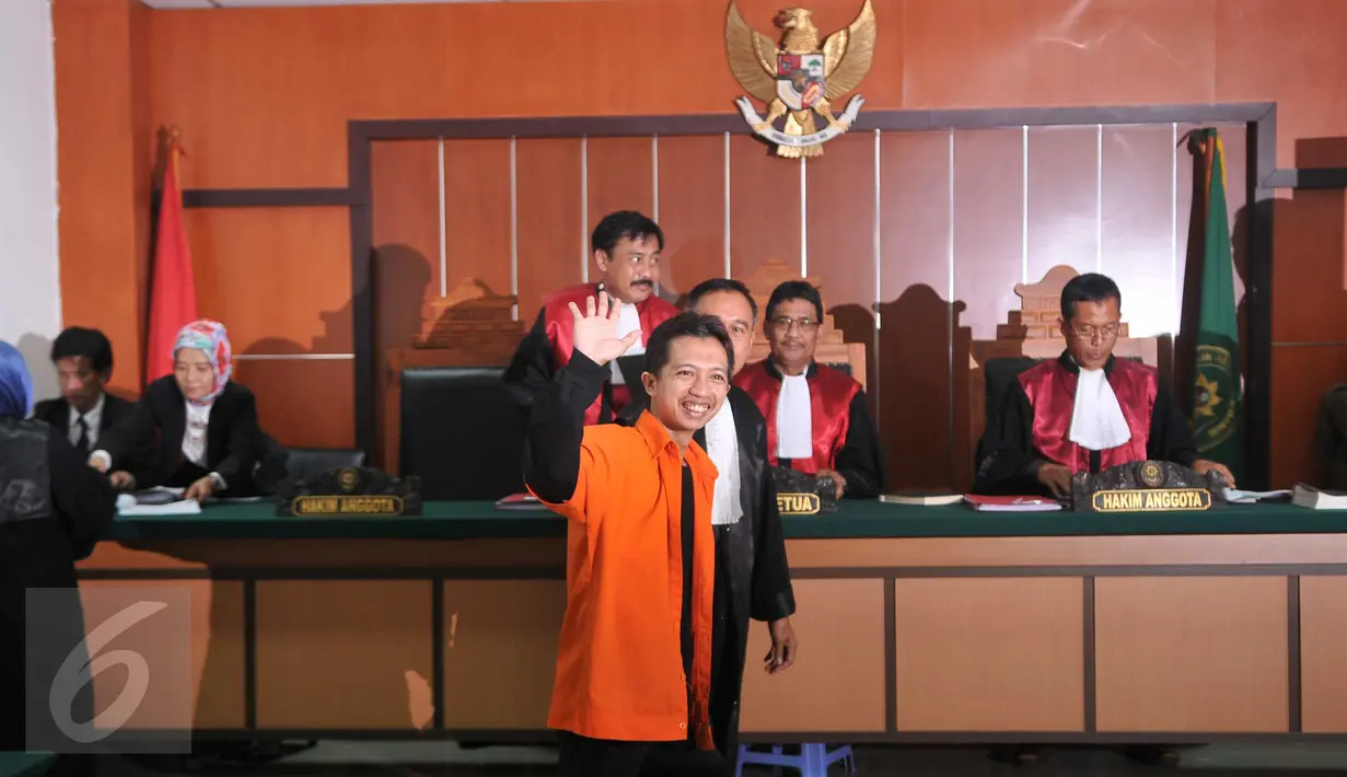 Terdakwa teroris Ahmad junaidi saat jalani sidang di Pengadilan Negeri Jakarta Barat, Selasa (9/2). Terdakwa ini terlibat dengan kegiatan kelompok militan ISIS di Indonesia. (Liputan6.com/Gempur M Surya)