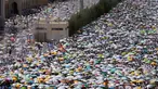 Jutaan jemaah haji berjalan kaki meninggalkan Masjid Namira, Padang Arafah usai melaksanakan salat dekat kota suci Mekkah (11/09). Mereka berjalan kaki dari Mina menuju padang Arafah sejauh 14 km dan singgah di Masjid Namira. (REUTERS/Ahmed Jadallah)