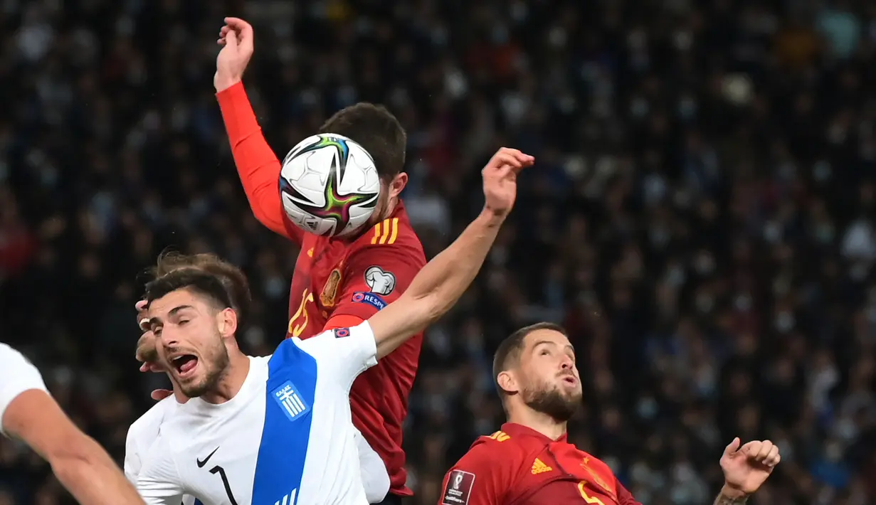 Bek timnas Spanyol Aymeric Laporte (atas) menyundul bola pada laga Kualifikasi Piala Dunia 2022 zona Eropa Grup B melawan Yunani di Olympic stadium, Jumat (12/11/2021) dini hari WIB. Spanyol menaklukkan tuan rumah Yunani dengan skor 1-0. (ARIS MESSINIS/AFP)