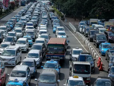 Kendaraan terjebak kemacetan di kawasan MH Thamrin, Jakarta, Kamis (4/6/2015). Data dari BPS menyebutkan, saat ini kecepatan rata-rata berkendara di Jakarta pada pagi hari di hari kerja hanya berkisar 5 km per jam. (Liputan6.com/Faizal Fanani)