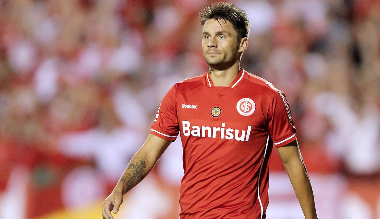 Pemain Internacional, Rafael Sobis saat melawan Emelec pada laga Liga Libertadores di Stadion Beira Rio, (19/4/2011). Sobis pernah setim dengan Ciro Alves saat berada di Fluminese. Pemain yang pernah digadang-gadang sebagai talenta terbaik Brasil ini memperkuat Fluminese pada musim 2011 sampai 2012. (AFP/Jefferson Bernardes)