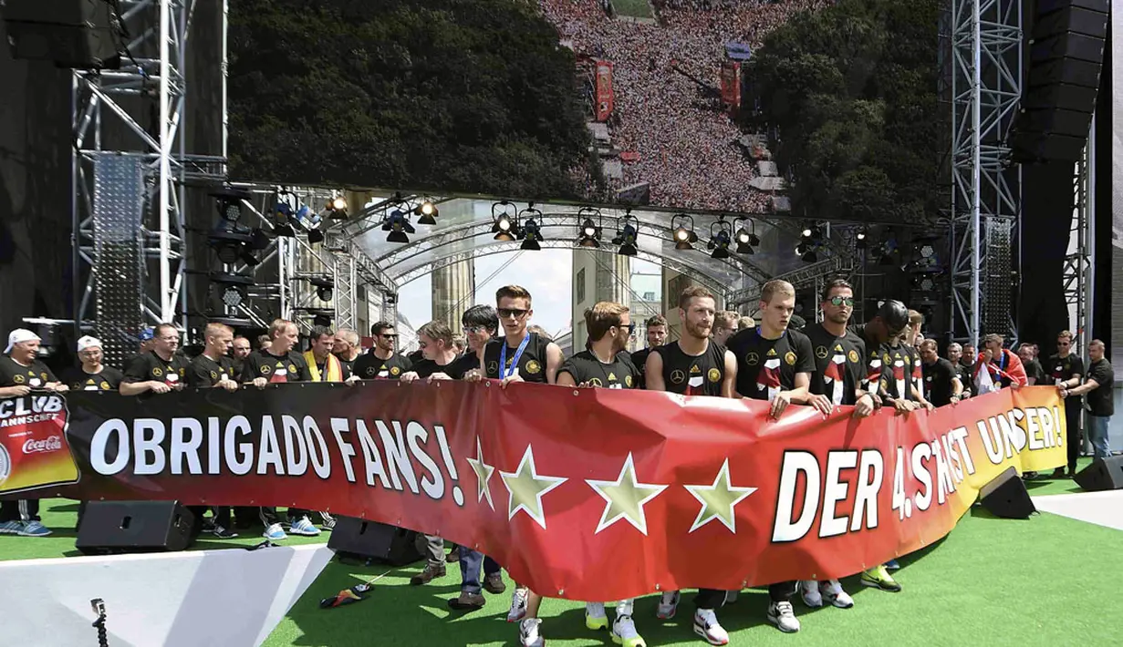 Seluruh pemain Timnas Jerman tampil di atas panggung untuk merayakan kemenangan menjuarai Piala Dunia 2014 bersama para suporter di salah satu taman di Berlin, (15/7/2014). (REUTERS/Marcus Gilliar/Pool)
