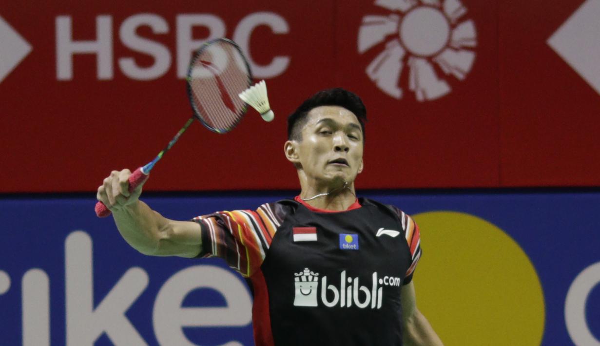 Tunggal putra Indonesia, Jonatan Christie, saat melawan wakil Denmark, Hans-Kristian Solberg Vittinghus, pada Indonesia Open 2019 di Istora, Jakarta, Kamis (18/7). Jonatan menang 22-20, 21-13. (Bola.com/M Iqbal Ichsan)