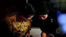Psikolog dan pemerhati anak Seto Mulyadi (kiri), berbincang dengan Anggota Komisi VIII DPR RI dari F-PAN, Desy Ratnasari disela diskusi "Kasus Penelantaran Anak atau KDRT" di Jakarta, Senin (18/5/2015). (Liputan6.com/Faisal R Syam)
