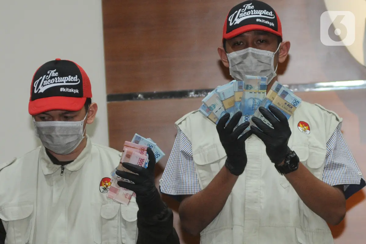 KPK Tunjukkan Uang Hasil OTT Bupati Lampung Utara