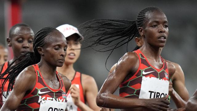 File 2 Agustus 2021, Hellen Obiri dari Kenya (tengah), dan Agnes Tirop (kanan), bersaing di final 5.000 meter putri di Olimpiade Musim Panas 2020 di Tokyo. (AP)