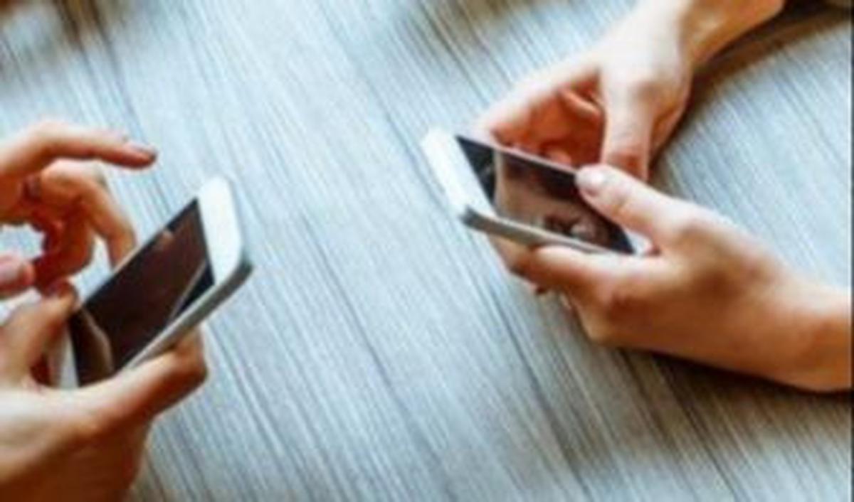 <b>4.&nbsp;Muncul bau kimia tajam dari&nbsp;smartphone&nbsp;atau laptop</b><br>