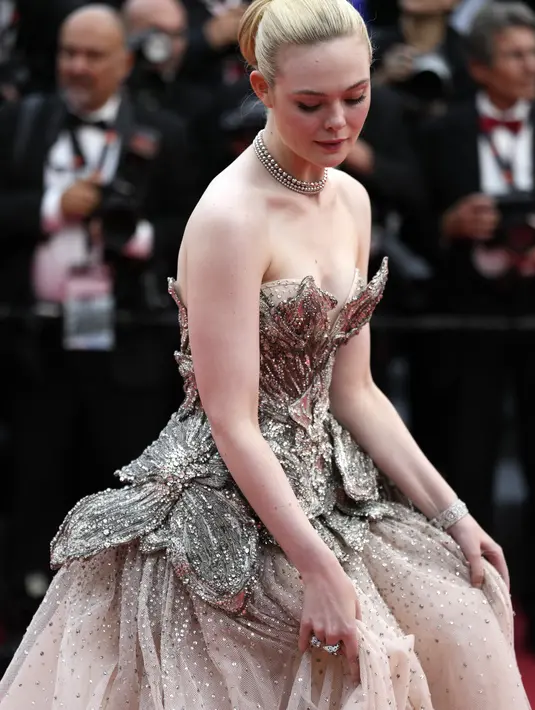 Elli juga memilih palet riasan halus dengan debu eyeshadow perak. (Photo by Scott Garfitt/Invision/AP)