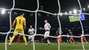 Pemain Tottenham Hotspur Kieran Trippier dan Toby Alderweireld menghampiri Hugo Lloris yang berhasil menepis tendangan penalti penyerang Manchester City Sergio Aguero pada leg pertama perempat final Liga Champions 2018-2019 di Tottenham Hotspur Stadium, London, Selasa (9/4). (Reuters/Paul Childs)