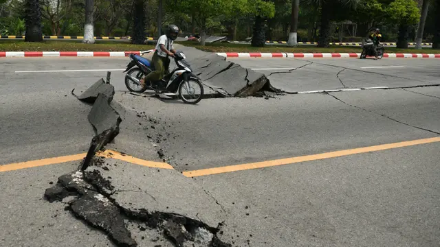 Jalanan di Kota Naypyidaw Terbelah