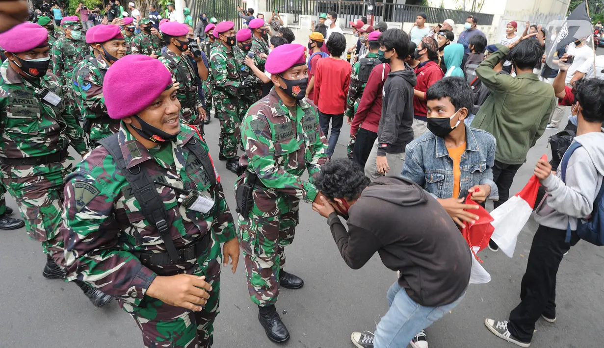 Marinir AL saat menghalau massa usai terjadi pelemparan batu di Jalan MH, Thamrin, Jakarta, Selasa (13/10/2020). Massa pengunjuk rasa yang menolak Omnibus Law UU Cipta Kerja akhirnya dibubarkan aparat. (merdeka.com/Arie Basuki)